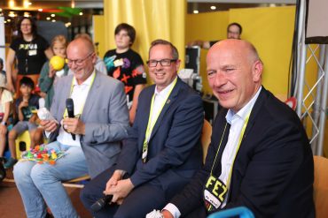 Berlins Regierender Bürgermeister Kai Wegner, Bezirksbürgermeister Oliver Igel und Staatssekretär Falko Liecke bei ihrem Besuch im FEZ-Berlin im August 2024.