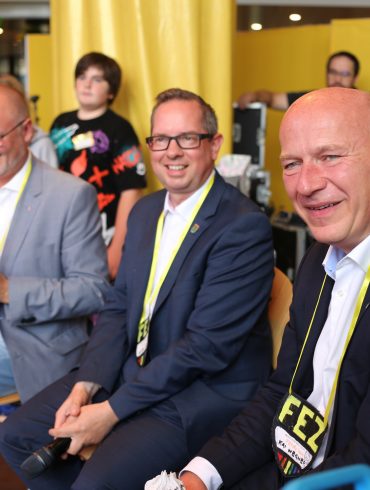 Berlins Regierender Bürgermeister Kai Wegner, Bezirksbürgermeister Oliver Igel und Staatssekretär Falko Liecke bei ihrem Besuch im FEZ-Berlin im August 2024.