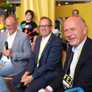 Berlins Regierender Bürgermeister Kai Wegner, Bezirksbürgermeister Oliver Igel und Staatssekretär Falko Liecke bei ihrem Besuch im FEZ-Berlin im August 2024.