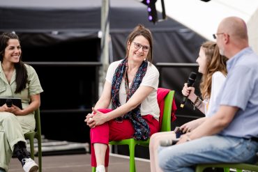 FEZ-Geschäftsführerin Dr. Margrit Witzke sitzt beim Kindertagsfest 2025 auf der Bühne.