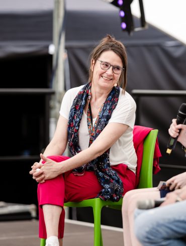 FEZ-Geschäftsführerin Dr. Margrit Witzke sitzt beim Kindertagsfest 2025 auf der Bühne.