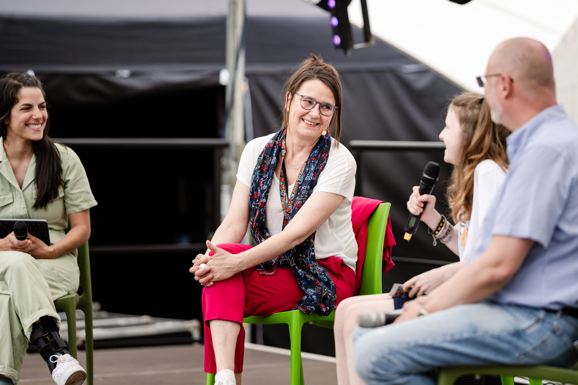 FEZ-Geschäftsführerin Dr. Margrit Witzke sitzt beim Kindertagsfest 2025 auf der Bühne.