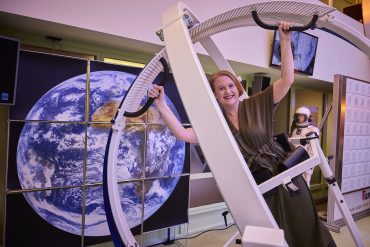 Die Bundes-Familienministerin Lisa Paus benutzt einen Spacecurl. Das ist eine Vorrichtung, die aus zwei ineinander verschlungenen Ringen besteht, die an ein Gyroskop erinnert. Indem man in sie hineinsteigt, fangen die Ringe sich zu bewegen an und man dreht sich um die eigene Achse.