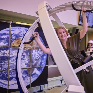 Die Bundes-Familienministerin Lisa Paus benutzt einen Spacecurl. Das ist eine Vorrichtung, die aus zwei ineinander verschlungenen Ringen besteht, die an ein Gyroskop erinnert. Indem man in sie hineinsteigt, fangen die Ringe sich zu bewegen an und man dreht sich um die eigene Achse.