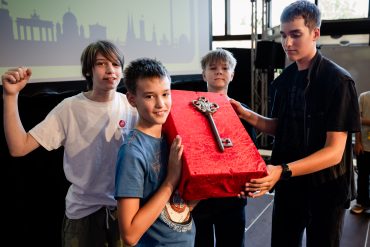 Stellvertretend für alle FEZitty-Kinder nahm die Stadtregierung den symbolischen Schlüssel zur Stadt entgegen.