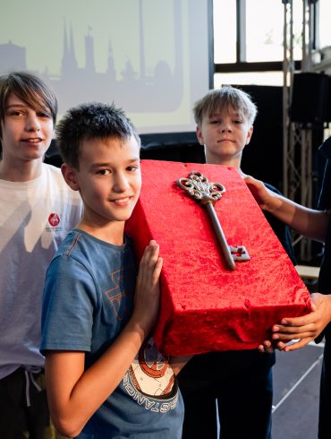 Stellvertretend für alle FEZitty-Kinder nahm die Stadtregierung den symbolischen Schlüssel zur Stadt entgegen.