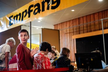 Kinder stehen Schlange am FEZitty-Empfang.