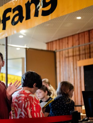 Kinder stehen Schlange am FEZitty-Empfang.