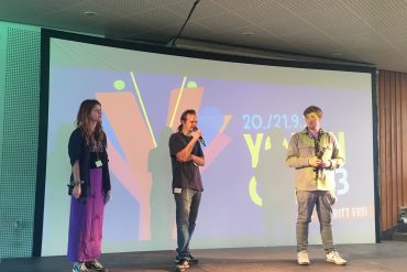 Projektleiter Florian Hecht steht bei der youthCON'23 zusammen mit seinem Team auf der Bühne.