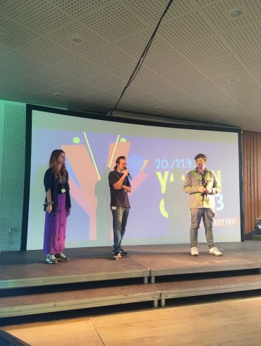 Projektleiter Florian Hecht steht bei der youthCON'23 zusammen mit seinem Team auf der Bühne.