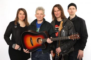 Das Foto zeigt Suli Puschban und drei weitere Mitglieder ihrer Band "Die Kapelle der guten Hoffnung".