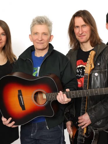 Das Foto zeigt Suli Puschban und drei weitere Mitglieder ihrer Band "Die Kapelle der guten Hoffnung".