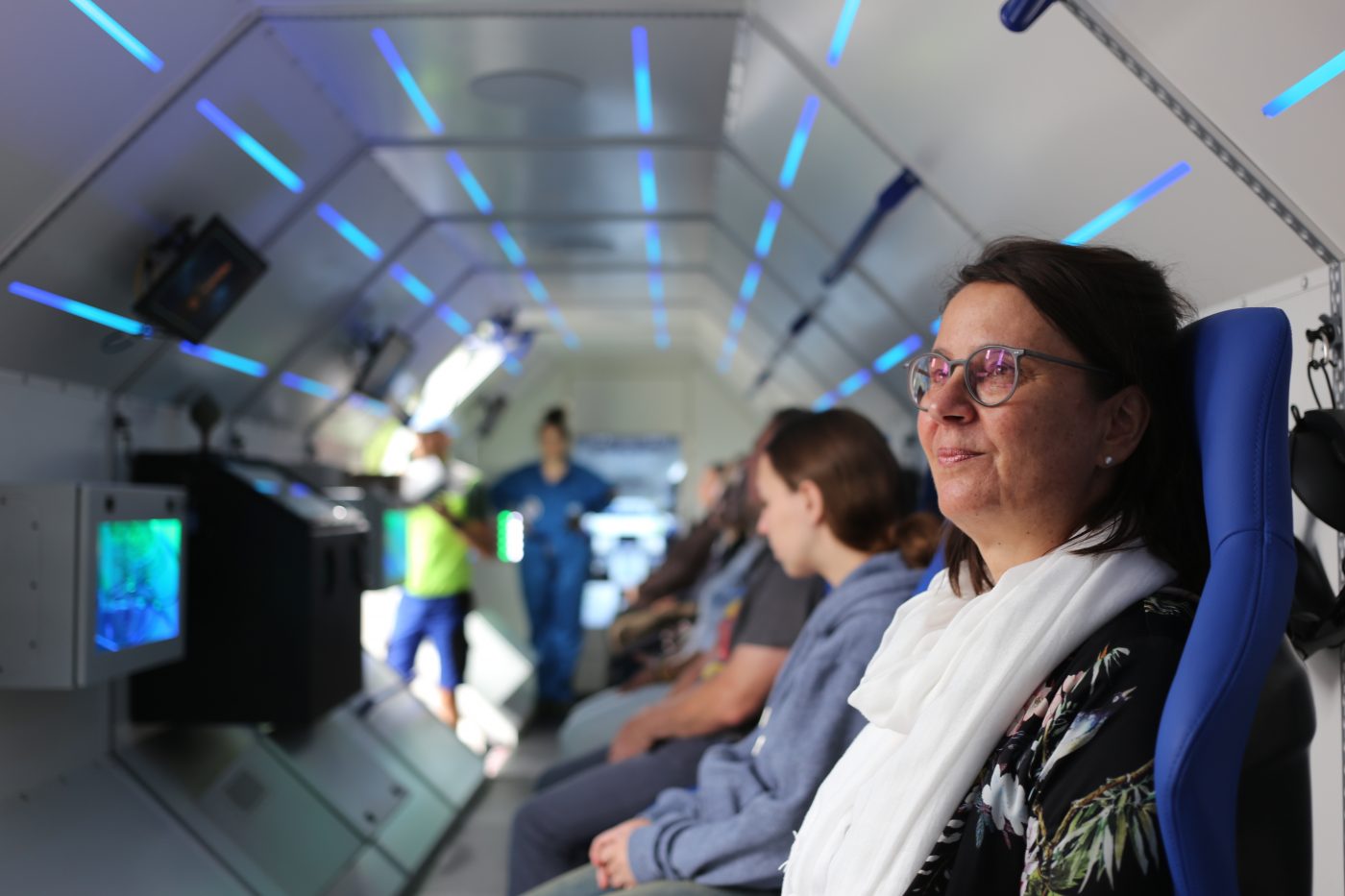 FEZ-Geschäftsführerin Margrit Witzek sitzt gemeinsam mit Kindern in einer futuristischen Kapsel - und wartet auf den Abflug.