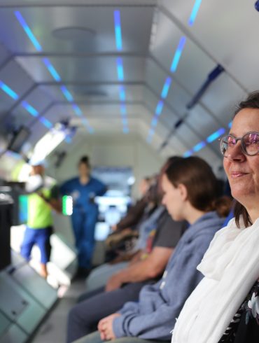 FEZ-Geschäftsführerin Margrit Witzek sitzt gemeinsam mit Kindern in einer futuristischen Kapsel - und wartet auf den Abflug.