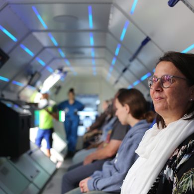 FEZ-Geschäftsführerin Margrit Witzek sitzt gemeinsam mit Kindern in einer futuristischen Kapsel - und wartet auf den Abflug.