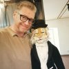 Der künstlerische Leiter des 29. Puppentheaterfests, Stefan Maatz, mit einer Tigerpuppe, die Frack und Zylinder trägt.