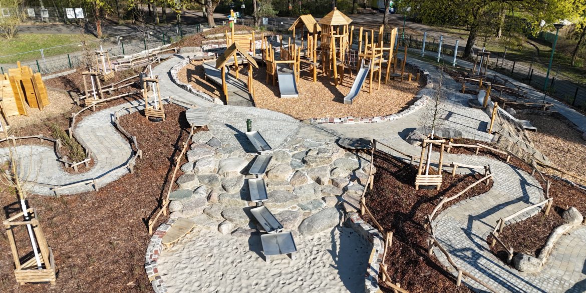 Das Bild zeigt den neuen inklusiven Spielplatz aus der Vogelperspektive.