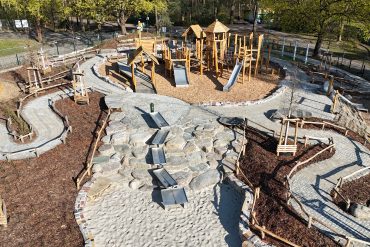 Das Bild zeigt den neuen inklusiven Spielplatz aus der Vogelperspektive.