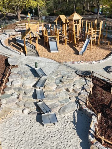 Das Bild zeigt den neuen inklusiven Spielplatz aus der Vogelperspektive.