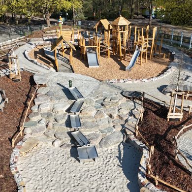 Das Bild zeigt den neuen inklusiven Spielplatz aus der Vogelperspektive.